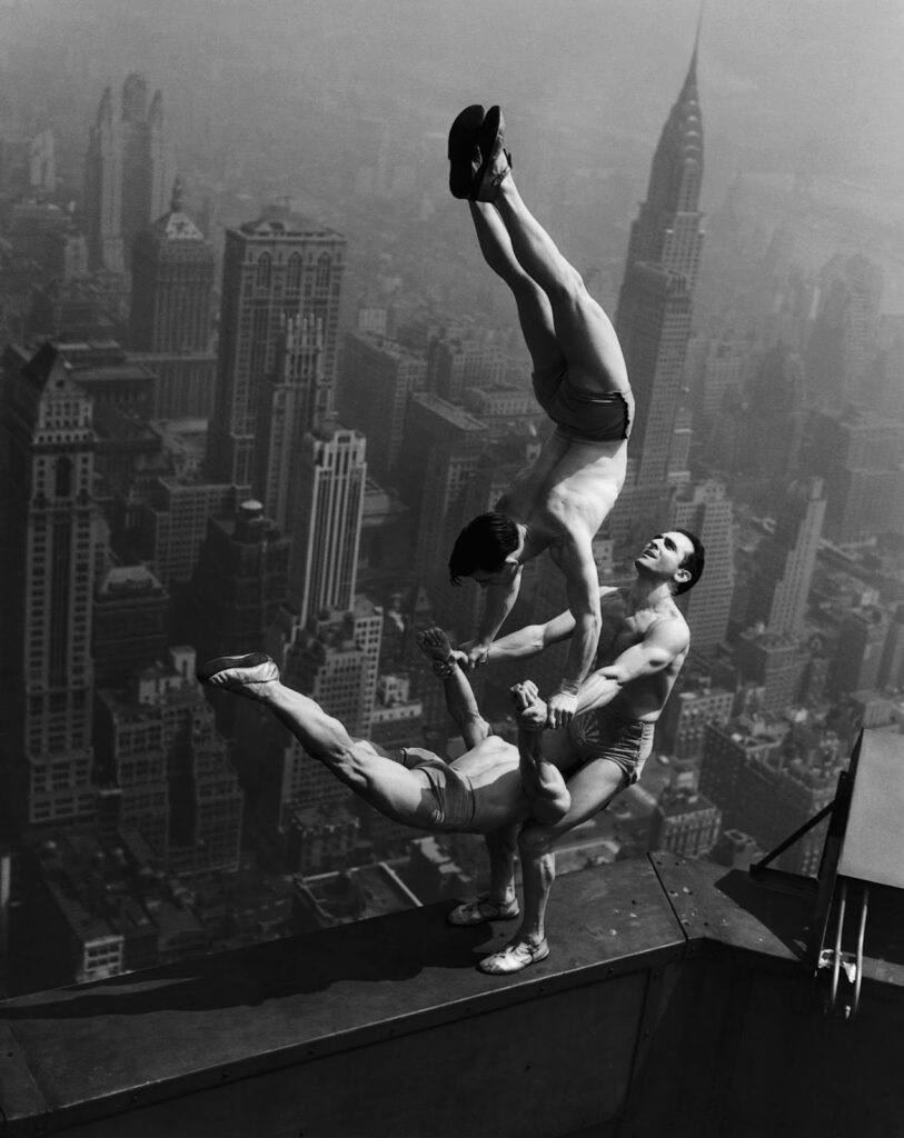 Acrobates en équilibre au sommet de l'Empire State Building